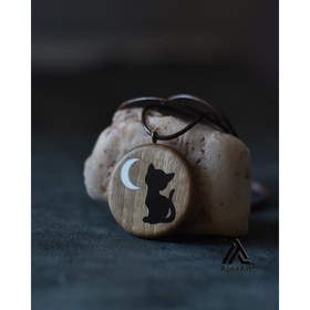 تصویر گردنبند چوبی و رزینی طرح گربه و ماه 