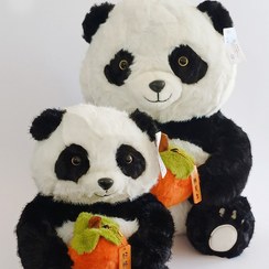 تصویر عروسک پاندا هلو به‌دست 