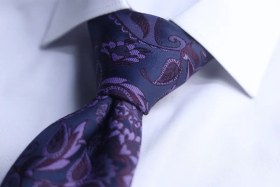 تصویر کراوات بنفش تیره طرحدار گل برگ برند Piero Butti 