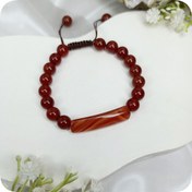 تصویر دستبند عقیق سرخ با پلاک‌مستطیلی 