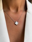 تصویر گردنبند نقره ای ونکلیف تک گل رنگ سفید 