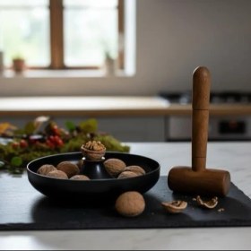 تصویر گردو شکن فلزی 