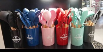 تصویر سرویس ابزار آشپزخانه سیلیکونی دسته بامبو 13 پارچه{رنگ بندی} 