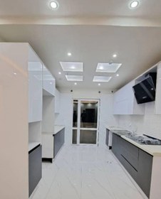 تصویر کابینت هایگلس سفید طوسی براق کد۰۲۲۷ 