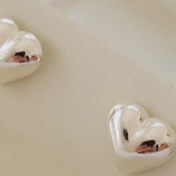 تصویر گوشواره نقره ۹۲۵ قلب کاری سبک و مینیمال ارزنده و نقره وارداتی از برند آی ام آلمان آویدخت شاپ 