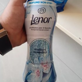 تصویر دانه های خوشبو کننده لباس لنور رایحه گل های بهاری وزن 210 گرم Lenor clothes air freshener seeds scent of spring flowers 210gr