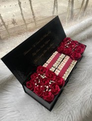 تصویر باکس گل طبیعی ربانی و پول با دیزاین عروس 