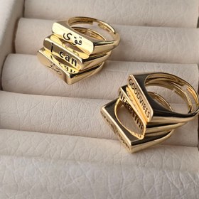 تصویر انگشتر استیل تکست با حکاکی کلمه قوی 