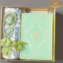 تصویر کتاب قرآن کریم با سجاده ذکرشمار تسبیح 