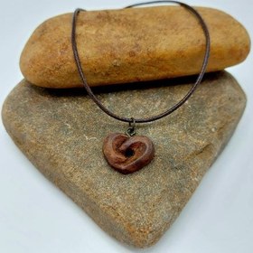 تصویر گردنبد چوبی طرح قلب 