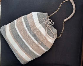 تصویر کیف دستباف راه‌ راه نیم‌کوله 