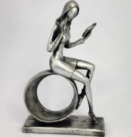 تصویر تندیس دختر کتابخوان 