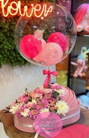 تصویر دسته گل و کیک تولد برای دیدن نوزاد تازه متولدشده 