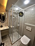 تصویر شیشه حمام مستر لوتوس – درودوشی فریم‌دار ریلی با شیشه سکوریت شفاف و پروفیل سفید پودری (پروژه سعادت‌آباد) Lotus Sliding Framed Shower Door – Clear Tempered Glass with White Powder-Coated Profile (Saadat Abad Project)