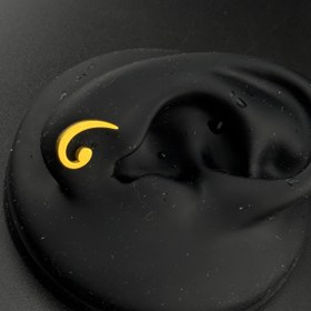 تصویر پیرسینگ گوش طرح اسپیرال 