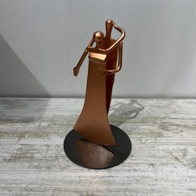 تصویر تندیس فلزی دلبرانه رنگ مسی دستساز 