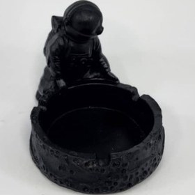 تصویر جاسیگاری فضانورد 