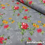 تصویر پارچه ملحفه ای طرح گلدار زمینه طوسی ترنج قرمز عرض دو متر 