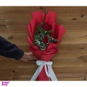تصویر دسته گل طبیعی رز مدل 2 شاخه رنگ قرمز با کاغذ ایرانی 