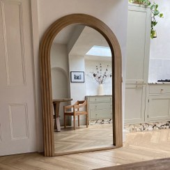 تصویر آینه قدی طرح ریچل با قاب چوبی 