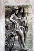 تصویر تابلو فرش ابریشم دستباف تبریز طرح دختران دوچرخه سوار به ابعاد 93*58 سانتی متر 