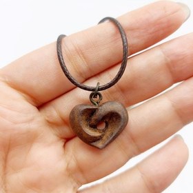 تصویر گردنبد چوبی طرح قلب 