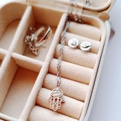 تصویر گردنبند و آویز دست 