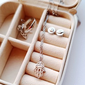 تصویر گردنبند و آویز دست 