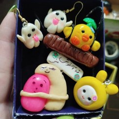 تصویر پک جاسوئیچی و رو داشبوردی و آویز جوجه ماشین و گوشواره روح زبون دراز 