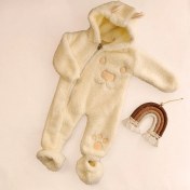 تصویر سرهمی تدی کلاه‌دار به همراه پاپوش مدل خرسی رنگ سفید شیری کد ۱۰۴۴۰ 