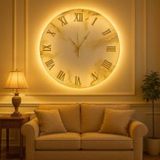 تصویر ساعت دیواری عروس طلایی با نورپردازی ملایم 