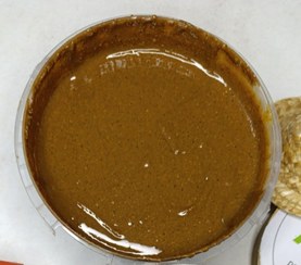 تصویر کره پسته شکلاتی با شکلات شیرین 