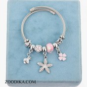 تصویر دستبند دخترانه پاندورا آویز دار طرح گل رنگ نقره ای 