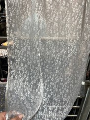 تصویر شال حریر نخ سنگ‌شور طرح شکوفه‌ریز – سبک، لطیف و شیک 