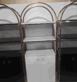 تصویر ویترین کمددار آرایشگاهی هزینه ارسال درب منزل توسط مشتری پرداخت میشود 