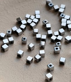 تصویر حدید نقره ای مکعبی 