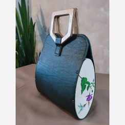 تصویر کیف دسته چوبی طرح پر 
