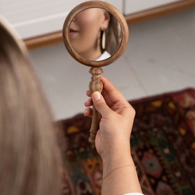 تصویر آینه دستی خاتون 