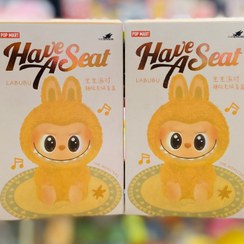 تصویر عروسک سوپرایزی لبو‌بو نشسته 