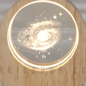 تصویر چراغ خواب شیشه ای طرح کهکشان با قاب چوبی 