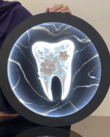 تصویر تابلو دندان نقش‌برجسته 