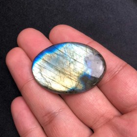 تصویر نگین لابرادوریت طبیعی با لابرادورنسی زرد و ابی Labradorite