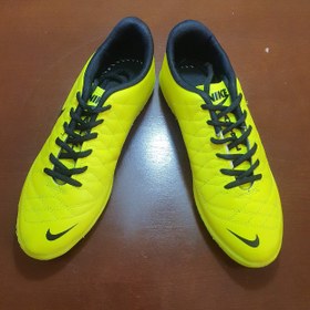 تصویر کفش فوتسال مردانه مدل مدرن Modern model men's futsal shoes