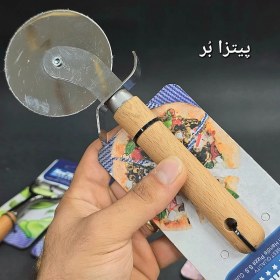 تصویر پیتزا بر نیوهوم دسته چوبی 
