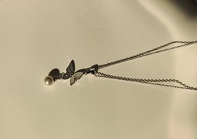 تصویر گردنبند مینیمال طرح پروانه با آویز مرواریدی Butterfly design with pearl pendant