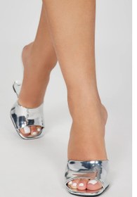 تصویر صندل زنانه پاشنه‌دار نقره‌ای مدل متالیک طرح مدرن Prettylitte