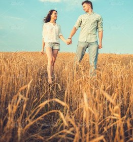 تصویر عکس با کیفیت زن و مرد در مزرعه گندم دست تو دست هم 