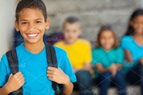 تصویر عکس با کیفیت دانش آموز سیاه پوست خردسال 