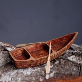 تصویر دکوری دستساز چوبی طرح قایق تالاب Handmade wooden decor of the lagoon boat design