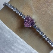 تصویر دستبند تنیسی‌نگین سفید با قلب صورتی 